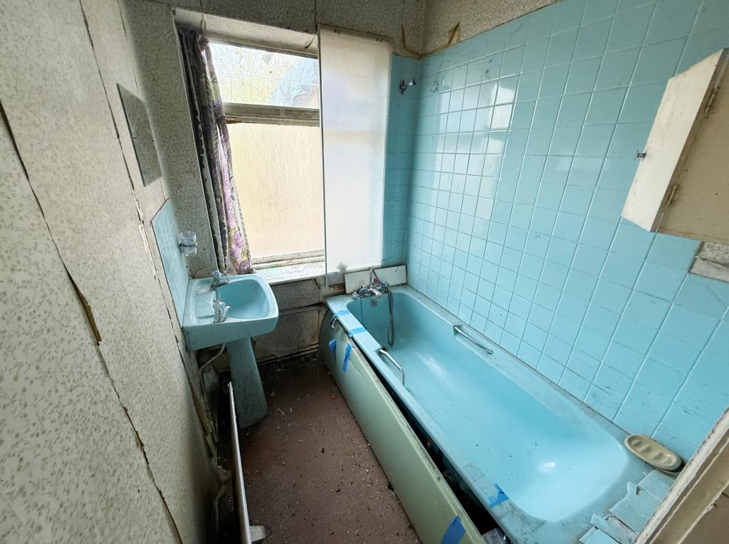 Lot: 110 - DETACHED BUNGALOW FOR IMPROVEMENT - Bathroom